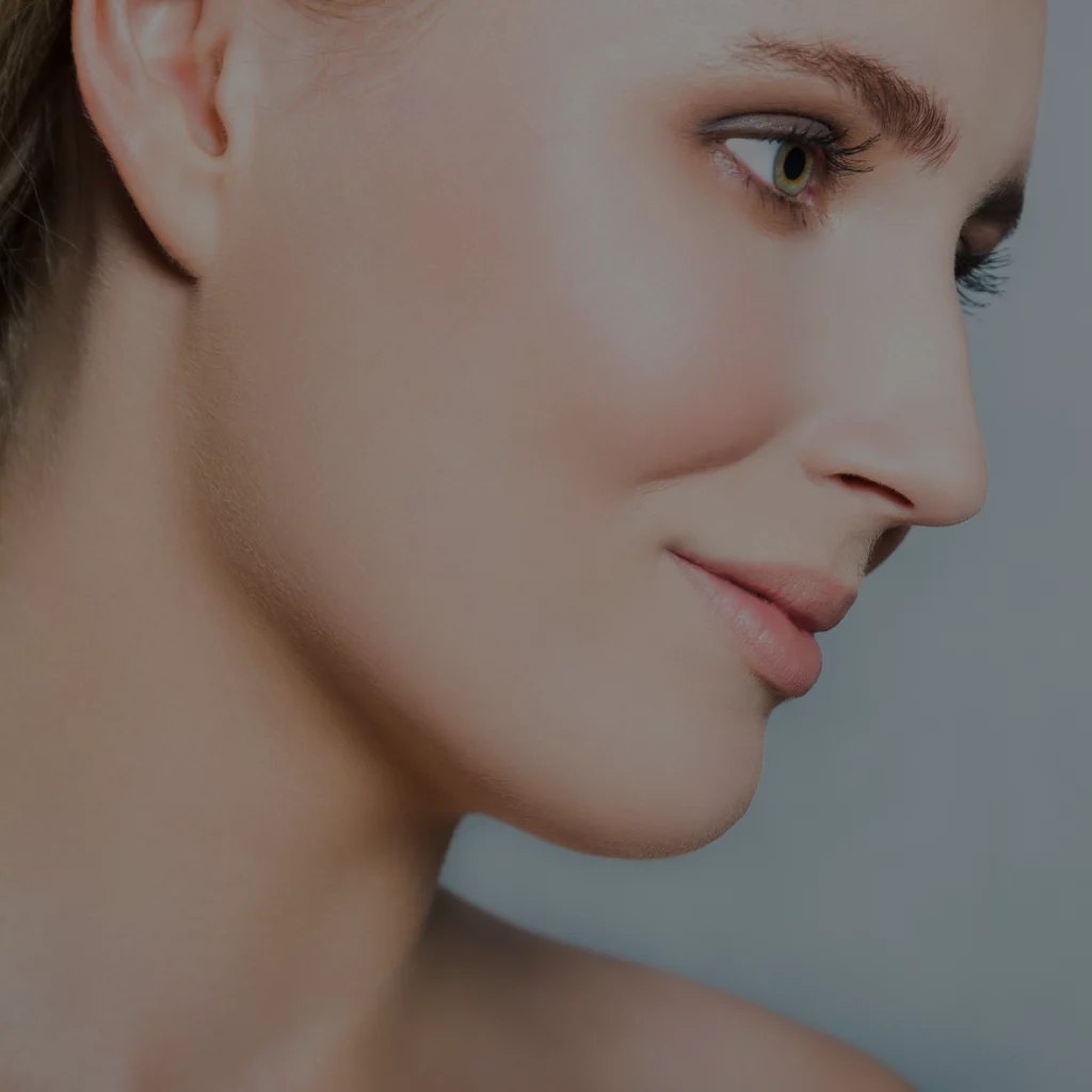 Foto stock di un viso giovanile per rappresentare i trattamenti di biorivitalizzazione presso il centro estetico Aori Medical Beauty Clinic di Varese