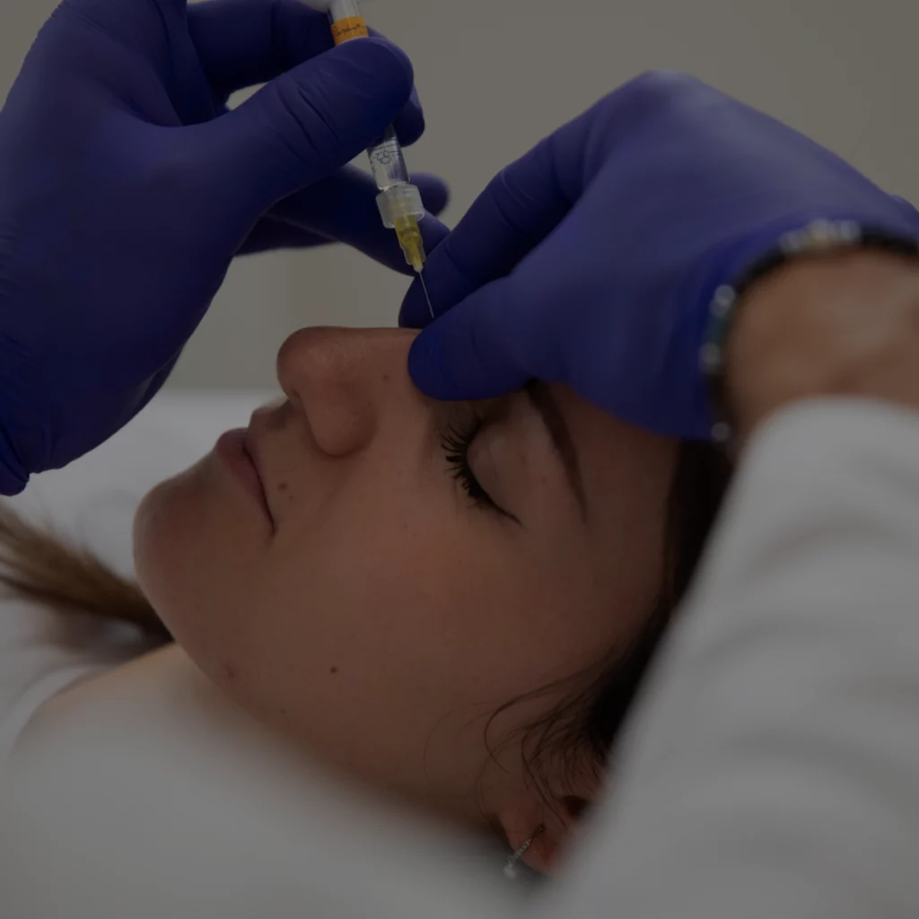 Foto di una paziente a ci viene fatto un filler presso il centro estetico Aori Medical Beauty Clinic di Varese