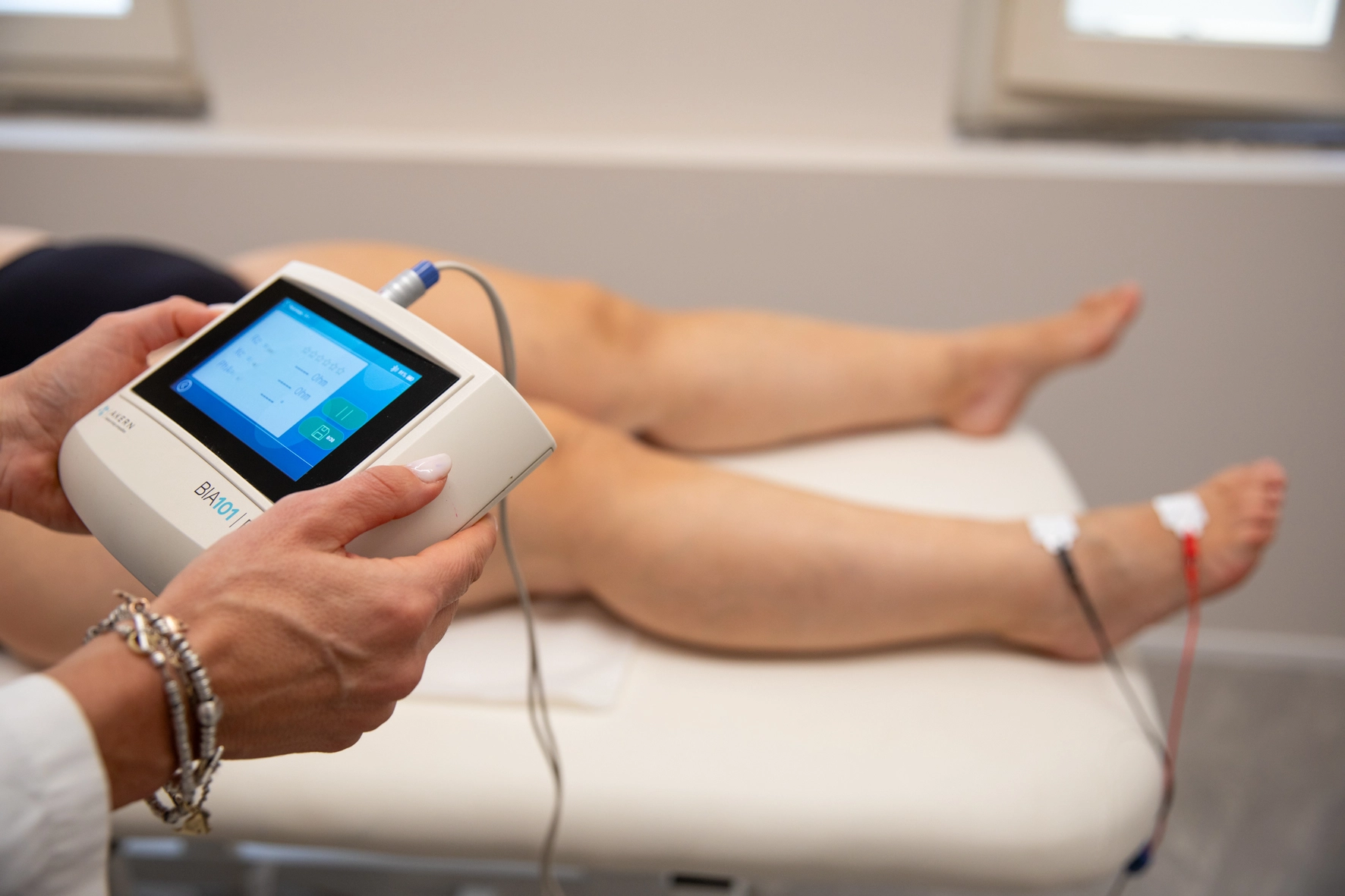 Foto scattata presso il centro estetico Aori Medical Beauty Clinic di Varese in cui ritrae una specialista di Aori che serve per il dimagrimento